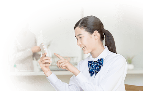 画像:スマートフォンで英語の窓口・英語ハンター24を使用し英語を勉強する中学生