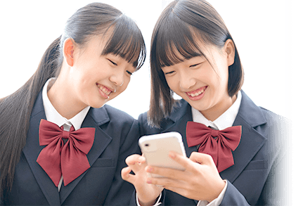 画像:スマートフォンで英語の窓口・英語ハンター24を使用し英語を勉強する中学生